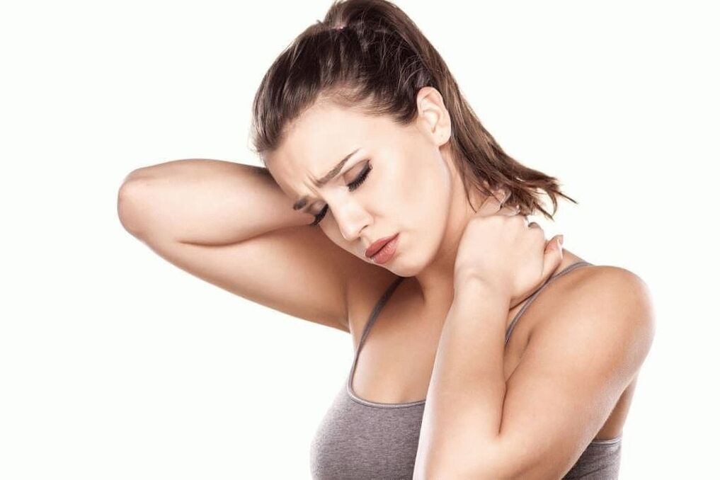 dolor severo en el área del cuello y el omóplato con osteocondrosis cervical