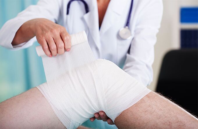El médico conecta la articulación de la rodilla con la osteoartritis